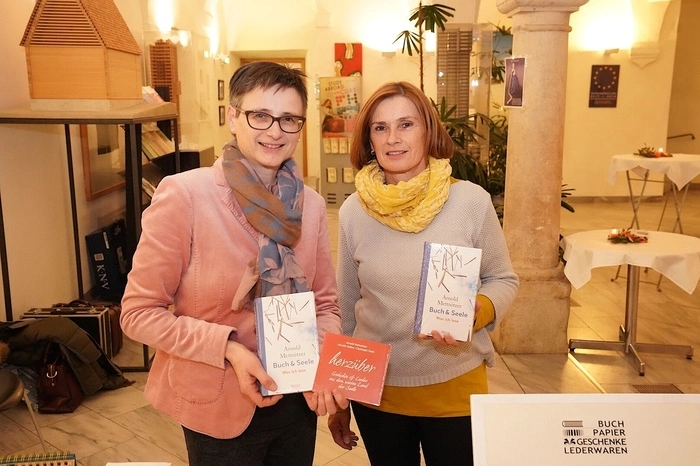 Barbara Kreiner und Susanne Bernhard boten passende Literatur und Tonträger an. 