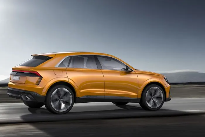 Der Antrieb des Sport Concept besteht aus einem 3,0-TFSI-Sechszylinder mit einem Mildhybrid-System und einem elektrisch angetriebenen Turbolader. Dank seiner Gesamtleistung von 476 PS und 700 Newtonmetern Drehmoment sprintet das SUV in nur 4,7 Sekunden von 0 auf 100 km/h und weiter bis zur Höchstgeschwindigkeit von 275 km/h. Für die Langstrecke qualifiziert ihn seine Reichweite von mehr als 1200 Kilometern. Die Kräfte des Antriebs gelangen via Allradantrieb auf die Straße.