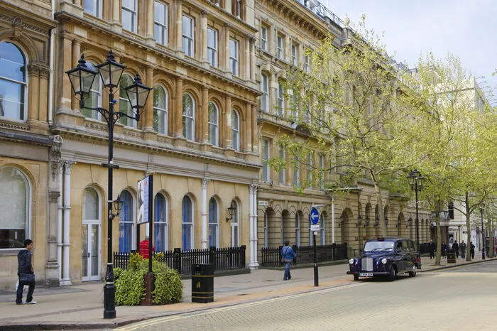Dazwischen erstrecken sich das altehrwürdige Birmingham mit seinen schicken Stadtvillen (Bild), das historische Juwelierviertel – die größte Ansammlung von Schmuckgeschäften in ganz Europa – und das Balti-Dreieck, in dem es nach scharfem Curry und den Gewürzen der großen, weiten Welt duftet.