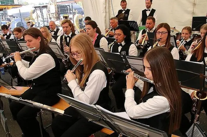 Die Bergkapelle Rosental musizierte und zur Stärkung wurde das traditionelle „Barbarawürstl“ mit einem Glas eigens gebrautem Karlschacht-Bier serviert.