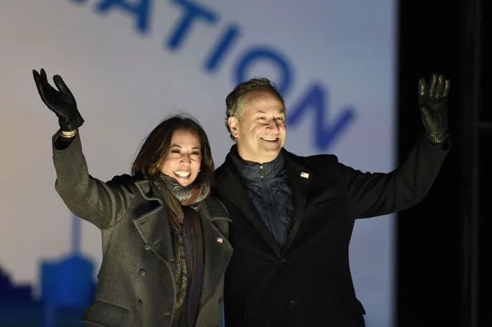 Kamala Harris bekommt als erste Frau und erste farbige Person als Stellvertretung des Präsidenten eine zentrale Rolle zu. Sie vertritt nicht nur den zur Amtseinführung dann 78-jährigen Biden und würde im Todesfall seine Rolle übernehmen, sie hat auch selbst politische Macht. Sollte es im Senat etwa zur Stimmengleichheit kommen, würde die 56-Jähirge als so genannter Tie Breaker die Abstimmung entscheiden. An ihrer Seite unterstützt sie Ehemann Douglas Emhoff.