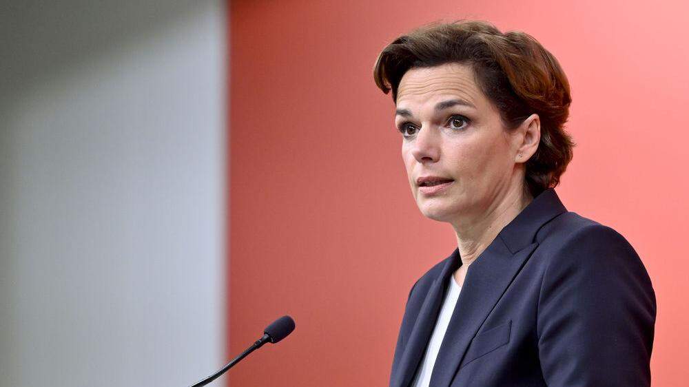 SPÖ-Obfrau Pamela Rendi-Wagner kritisiert die Regierung.