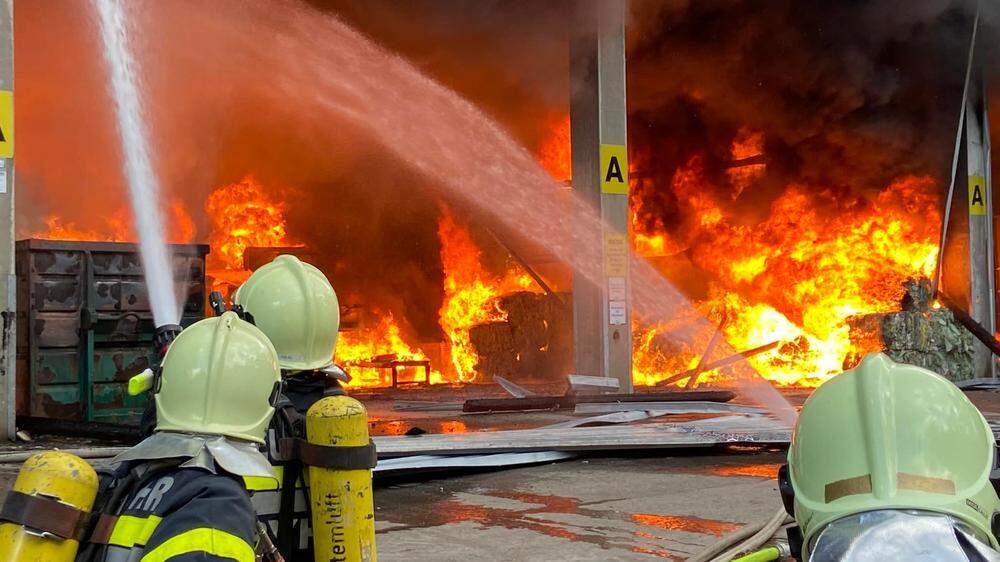 13 Feuerwehren standen bei dem Brand im Einsatz - neben den steirischen Feuerwehren halfen auch jene aus dem angrenzenden Oberösterreich mit