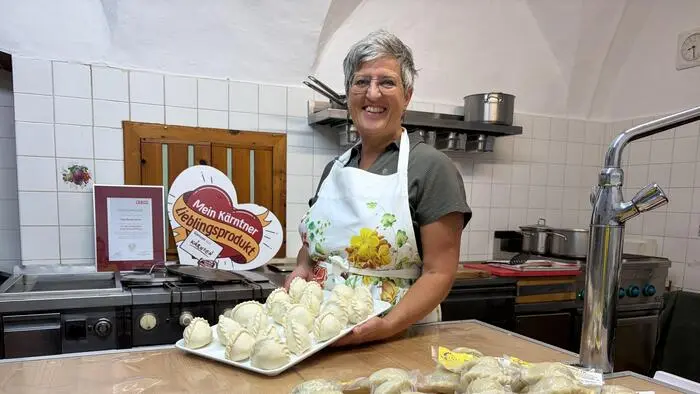 Renate Prax zeigt ihre selbstgekrendelten Nudeln