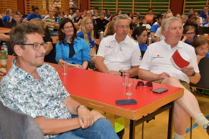 Zur Siegerehrung kamen unter anderem Thomas Kalcher (Bürgermeister und Obmann der Rotkreuz Dienststelle Murau, r.),  Bezirksrettungskommandant Hubert Bacher (2. v. r.), Jugendrotkreuz-Bezirksleiterin Iris Rissner, Schulqualitätsmanagerin Andrea Ofner (3. v. r.) und Bezirkshauptmann Peter Plöbst (v.).