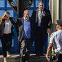 Harvey Weinstein (zweiter von links) bei seiner Festnahme am 25. Mai