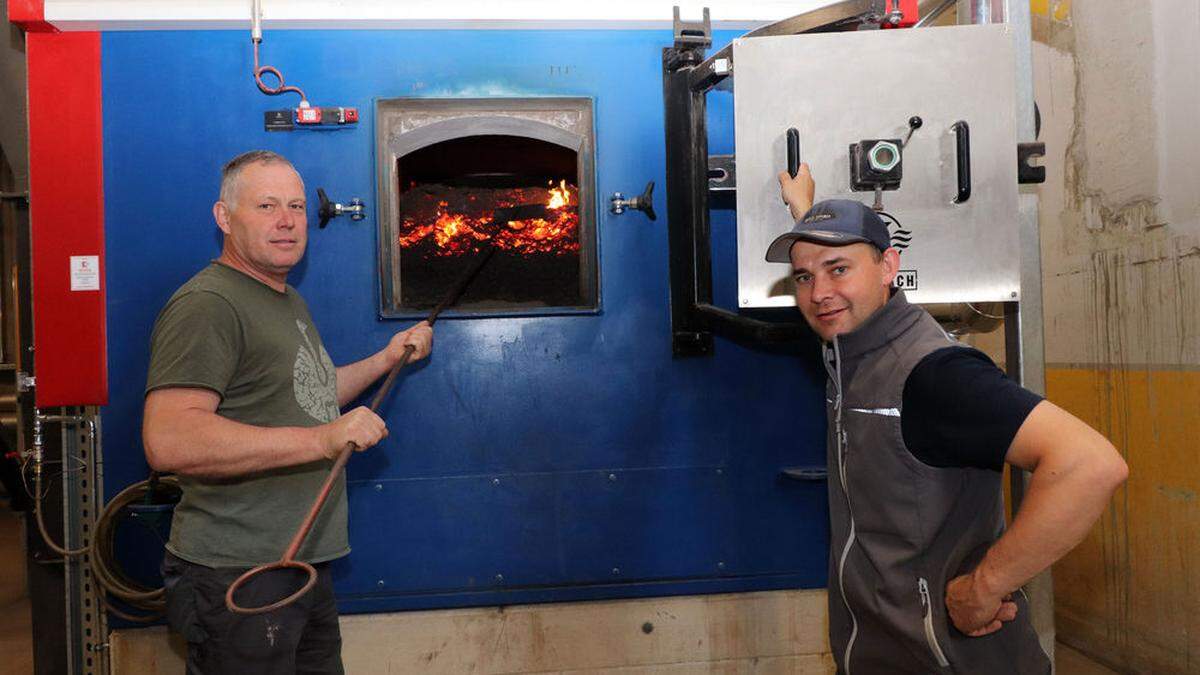 Werden in der Nahwärme Waiern bald noch mehr Wärme erzeugen: Mitarbeiter Mario Dorner und Johannes Ninaus (von links)