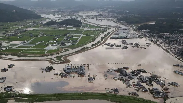 Hunderttausende Menschen wurden am Mittwoch im nördlichen Teil der Insel Kyushu aufgerufen, sich vor den Wassermassen in Sicherheit zu bringen. Die Behörden warnten vor Hochwasser und gefährlichen Erdrutschen.
