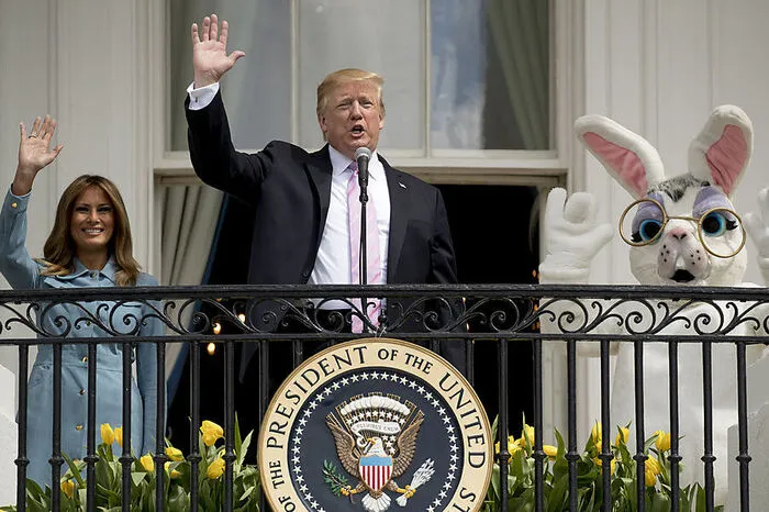 In einer kurzen Ansprache auf dem Balkon sagte Trump, der neben einem Menschen in Osterhasenkostüm mit großer Brille stand, das Weiße Haus sei in fantastischem Zustand - ebenso wie die Vereinigten Staaten. "Unserem Land ging es nie besser", sagte Trump. Hand in Hand begab sich das Präsidentenpaar anschließend selbst unter seine Gäste.