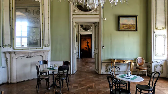 In die Salons des Schloss Rosegg zieht das Cafe ein