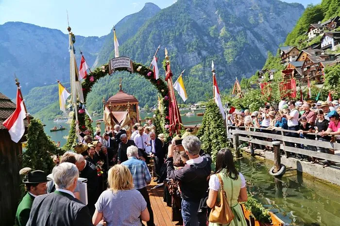 Die erste urkundliche Erwähnung fand die Seeprozession in Hallstatt bereits 1623.