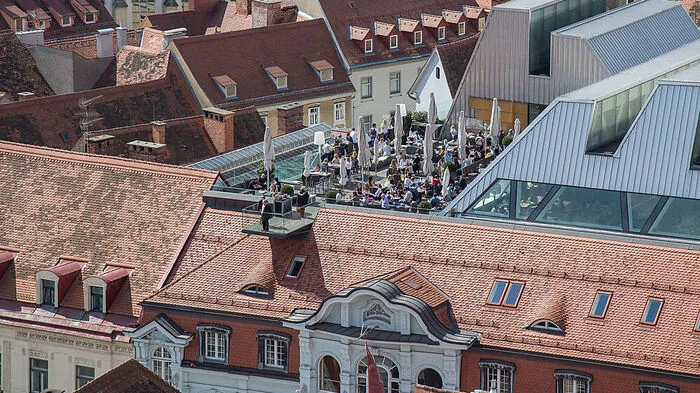 Mitten in der historischen Grazer Dachlandschaft, freier Blick auf den Uhrturm, Sonnenterasse: das ist der Mix, mit dem das Tagescafé Freiblick seine Gäste lockt. Wo? Am Kastner-Dach in der Sackstraße.