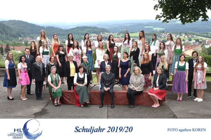 Weiße Fahne für die HLW-Maturantinnen: Die 23 Schülerinnen der Maturaklasse der HLW Lipizzanerheimat starten in einen neuen Lebensabschnitt.