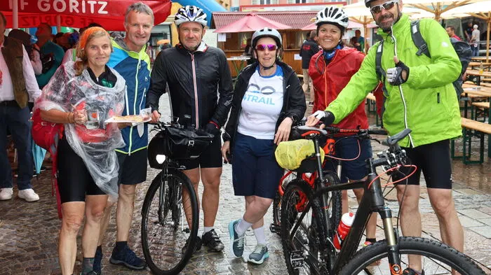 "Es zählte nicht die Geschwindigkeit, sondern das Dabeisein, Genuss und Kulinarik, Unterhaltung und Stadtbesuche. Auf dem Weg nach Bad Radkersburg wurden fünf Fahrräder verlost. Das regnerische Wetter war für die Teilnehmer kein Problem", sagte Reinhard Hartner, einer der Organisatoren. Heinrich Hofer moderierte die Veranstaltung.