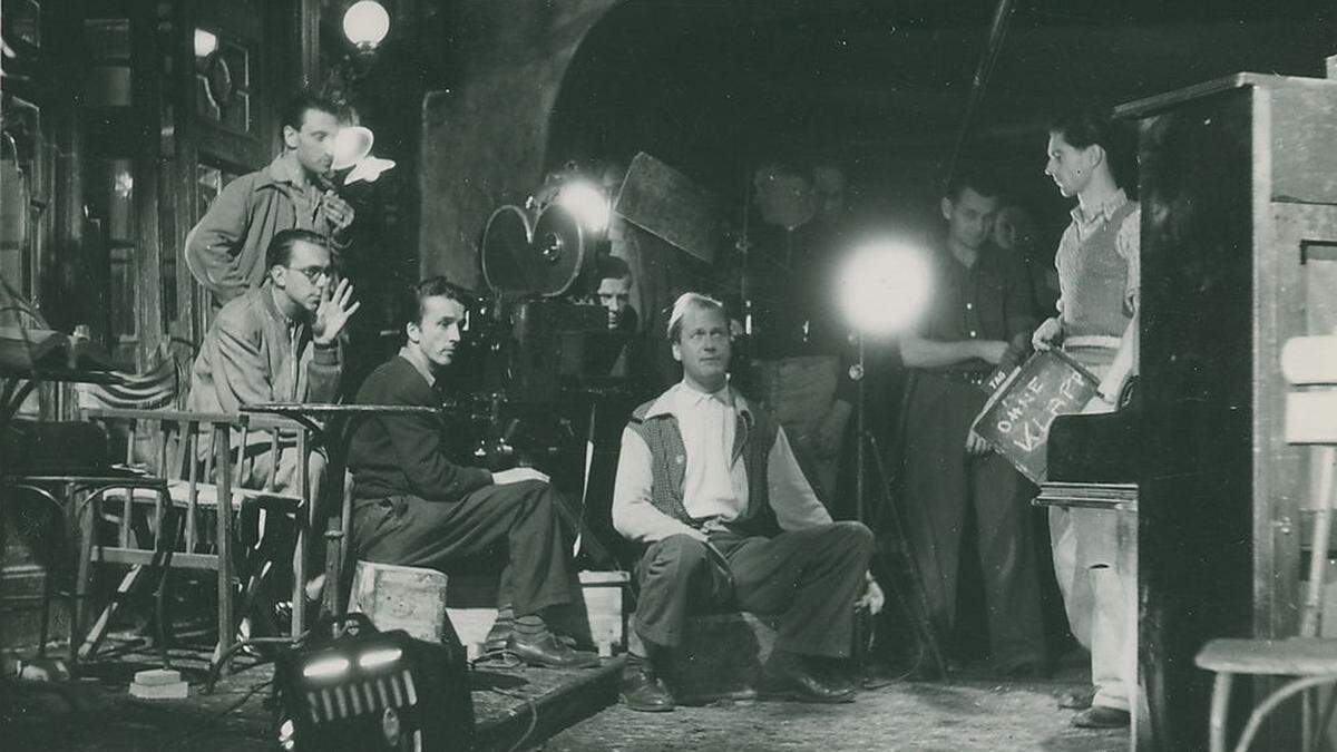 Curd Jürgens (Mitte) bei Dreharbeiten im Filmstudio am Thalerhof 