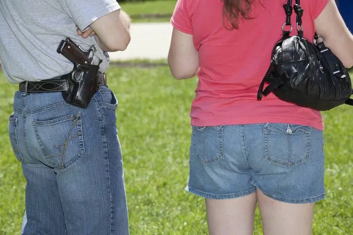 Bildnummer: 58250490  Datum: 19.05.2012  Copyright: imago/imagebroker  Befürworter der Waffenlobby mit Schusswaffe, Kundgebung am State Capitol gegen den Entwurf einer Außerkraftsetzung des Stand Your Ground -Gesetzes des Staates Michigan, Lansing, Michigan, USA Gesellschaft USA xsp x0x 2012 quer am Amerika amerikanisch amerikanische amerikanischer amerikanisches Außerkraftsetzung Ausserkraftsetzung Befürworter Befuerworter bewaffnet bewaffnete bewaffneter bewaffnetes Capitol Demo Demonstration Demonstrationen demonstrieren demonstrierend demonstrierende demonstrierender demonstrierendes demonstriert Demos den der des Detail Details einer Entwurf Frau Frauen Gürtel gegen Gesetz Gesetze Gesetzes Gesetzgebung gesetzlich gesetzliche gesetzlicher gesetzliches Ground -Gesetzes Guertel Holster Kundgebung Kundgebungen Lansing legalisieren legalisiert Legislative Legislatur Leute Lobby Lobbyismus Männer männlich männliche männlicher männliches Maenner maennlich maennliche maennlicher maennliches Mann Mensch Menschen Michigan mit Nordamerika Person Personen Pistole Pistolen Pistolenhalfter Pistolentasche Protest Proteste protestieren protestierend protestierende protestierender protestierendes protestiert Recht Schusswaffe Schusswaffen Staaten Staates Stand State stehen stehend stehende stehender stehendes steht US US-amerikanisch US-amerikanische US-amerikanischer US-amerikanisches USA Vereinigte von Waffe Waffen Waffengesetz Waffengesetze Waffenlobby weiblich weibliche weiblicher weibliches Your      58250490 Date 19 05 2012 Copyright Imago image broker Supporters the Weapons lobby with Firearm Rally at State Capitol against the Draft a  the stand Your Ground Act the State Michigan Lansing Michigan USA Society USA xsp x0x 2012 horizontal at America American American American American   Supporters Proponents armed Armed Armed Bewaffnetes Capitol Demonstration Demonstration Demonstrations demonstrate demonstrating Protesters and Trier end Trier protesters and children demonstrating key demonstrated Demos the the the Detai