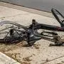 Osnabrueck, Deutschland 24. Mai 2021: Ein Elektrofahrrad, Pedelec, liegt nach einem Unfall stark beschädigt auf an einer Strasse. Niedersachsen *** Osnabrueck, Germany 24 May 2021 An electric bicycle, pedelec, lies heavily damaged on a road in Lower Saxony after an accident. Copyright: xFotostandx/xReissx 
