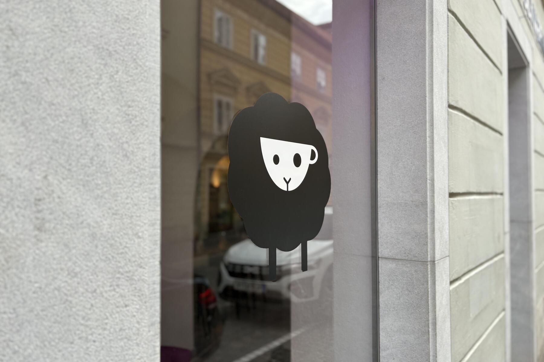 So reagiert das Netz auf die umstrittene Neueröffnung eines Cafés