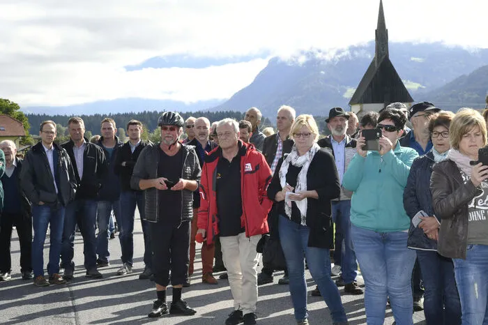 An die 150 Oberkärntner haben sich zum stillen Protest auf der für eine Stunde gesperrten B 100 eingefunden.