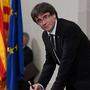 Karrierehöhepunkt: Carles Puigdemont beim unterschreiben der katalanischen Unabhängigkeitserklärung. 