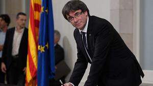 Karrierehöhepunkt: Carles Puigdemont beim unterschreiben der katalanischen Unabhängigkeitserklärung. 