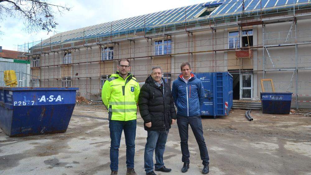 Philipp Ebner von der Gemeinde Pöllau, Bürgermeister Johann Schirnhofer und Martin Terler vom Totalunternehmer WRS vor der Baustelle