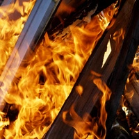 Das von einem Kameraden gelegte Feuer hielt die Feuerwehren Erpfendorf und Kirchdorf in Atem. 40 Einsatzkräfte waren vor Ort. (Symbolbild)