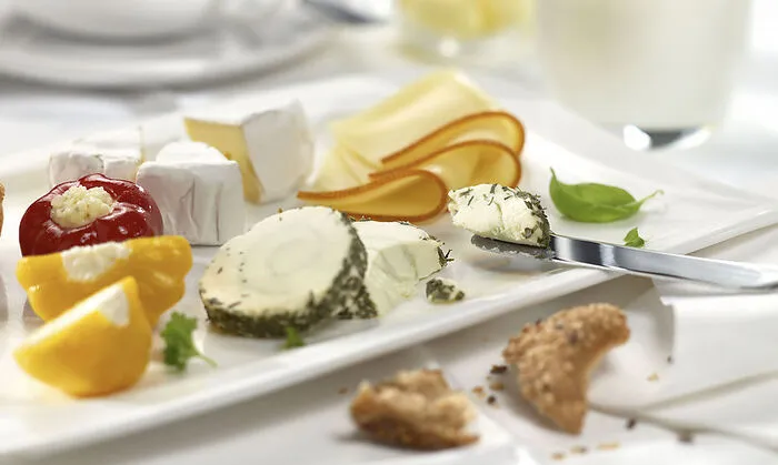 Mhhh, welch Gaumenfreude ... lesen Sie weiter und lernen Sie, wie man eine Käseplatte richtig anrichtet und isst 