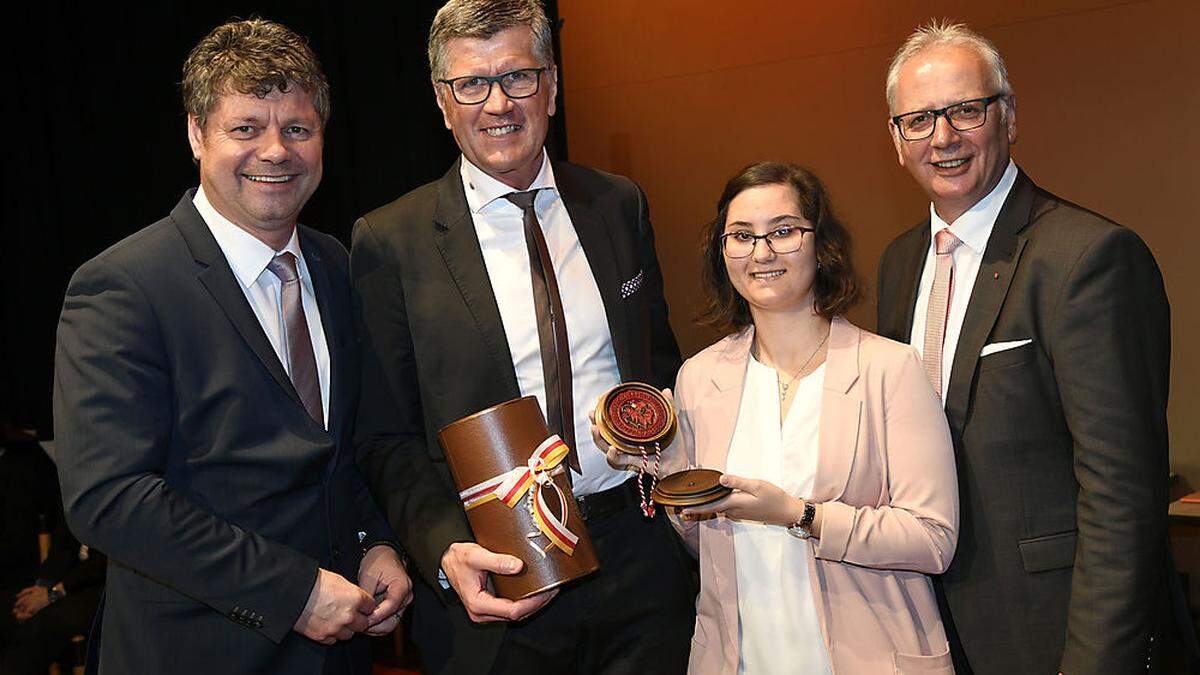 Bürgermeister Gerhard Pirih überreichte das Wappensiegel an Direktor Erwin Theuermann, mit Schülerin Natalija Stojaković und Landtagspräsident Reinhart Rohr