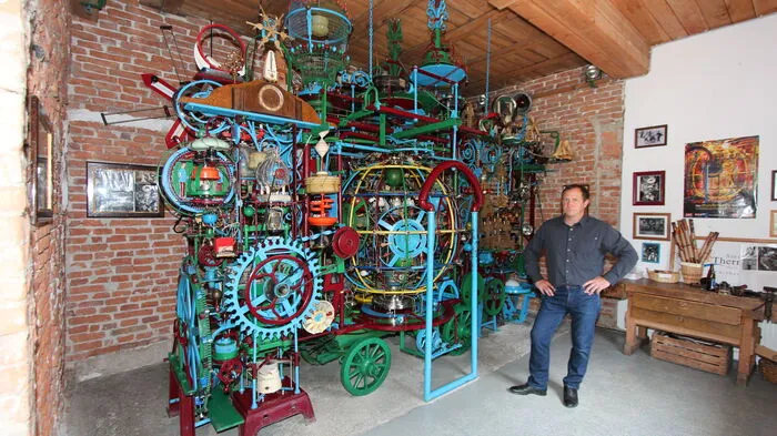 Franz Gsellmann jun. vor seiner Weltmaschine.