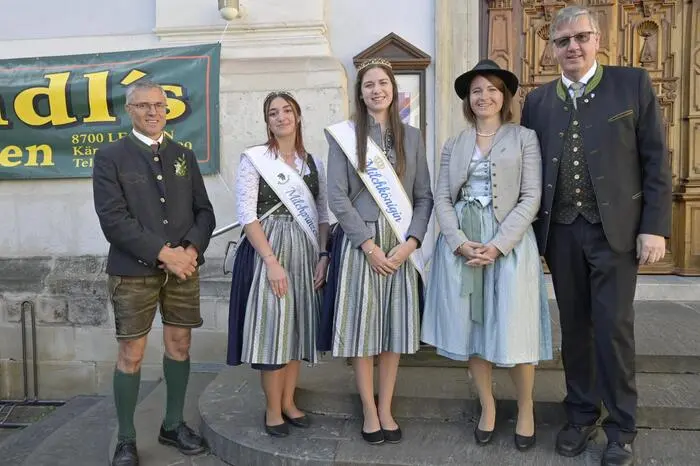 Der Tag startete altbewährt um 10 Uhr mit dem Erntedankfest in der Stadtpfarrkirche St. Xaver.