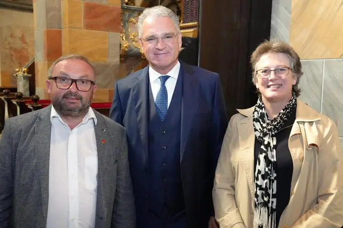 Stiftspfarrer  Slawomir Czulak, Bürgermeister Alexander Thoma und Gemeinderätin Dora Gmeiner-Jahn