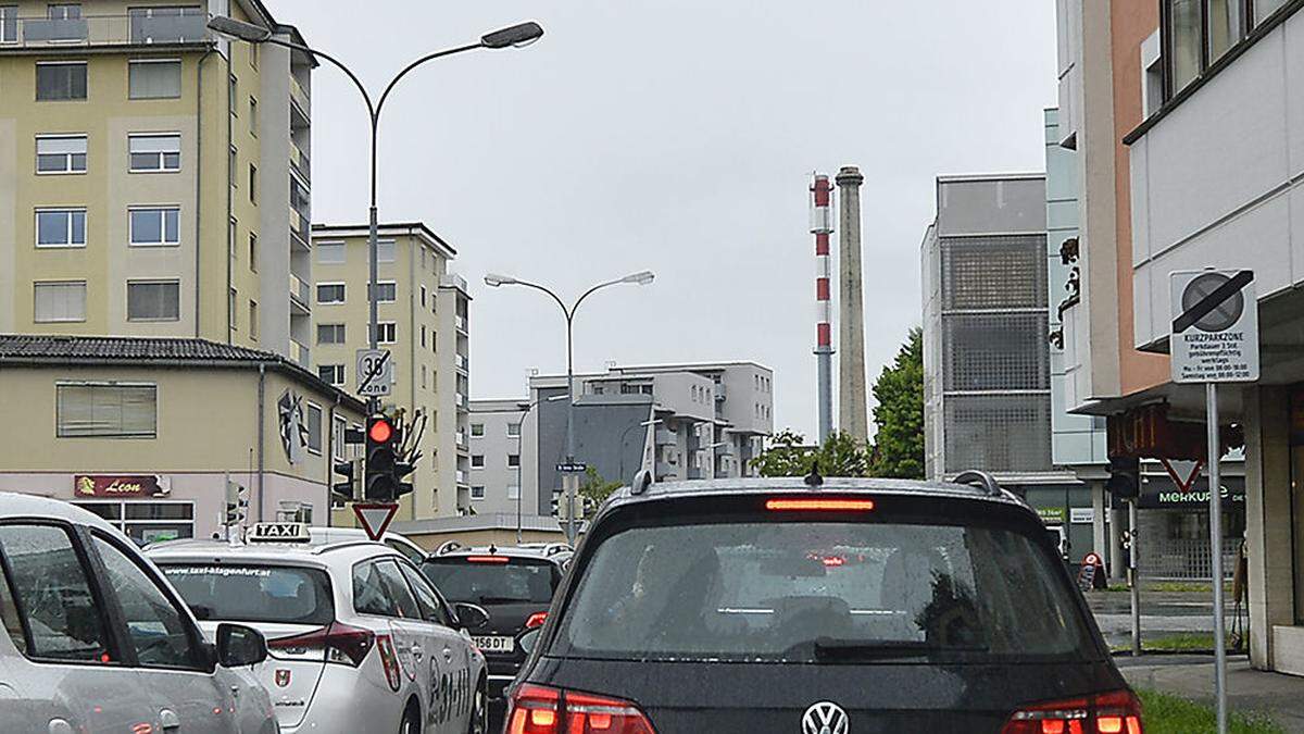 Als Folge der Straßensperre in der St. Veiter Straße staut es sich vor allem auch in der Kraßniggstraße