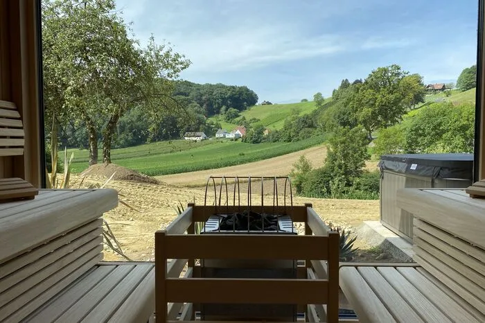 Jedem Haus ist auch eine Sauna beigefügt, hier mit Blick auf Stradens Hügellandschaft