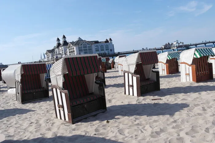 Üblicherweise erreichen die Temperaturen auf Rügen selbst in der Hochsaison nur selten die 30 Grad. Strandkörbe schützen vor Wind und kosten acht Euro pro Tag.