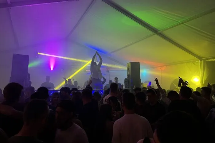 In der Disco legte DJ ZerOne auf. Bis in die frühen Morgenstunden tanzten Hunderte Partytiger zu den besten Discohits.