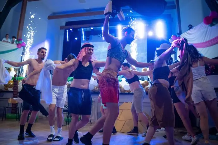 Es wurde bis tief in die Nacht gegessen, getrunken und gefeiert. Nicht nur in der Disco wurde viel getanzt, auch die Polonaise und die Mitternachtseinlage schafften eine besondere Atmosphäre - so wurde für die Mitternachtseinlage beispielsweise die Tanzfläche des Ballsaals kurzerhand in eine bebende Disco umfunktioniert. 