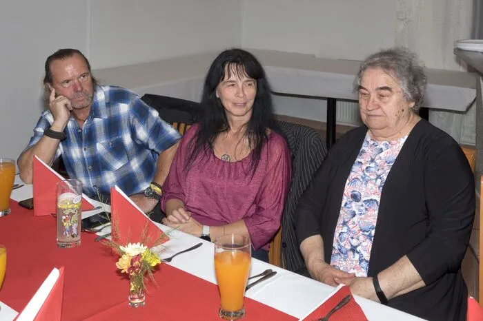...Dienstjahresabzeichen erhielten Stefan Freisl (Silber für 15 Jahre), Martin Horn (Gold für 20 Jahre), Christine Rabensteiner, Gerald Rössler und Jürgen Steinkellner (Gold für jeweils 30 Jahre). Die Landesauszeichnungen für Rettungs- und Feuerwehrwesen wurde an Anton Russegger und Christine Rappitsch für 25 Jahre im Dienste des Rettungswesens verliehen.