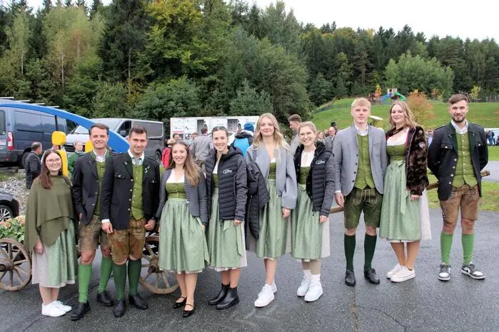 Nach der Hl. Messe feierten die vielen Besucher einen zünftigen Frühschoppen mit einem Festakt und Vergabe der Leistungsabzeichen an die Ortsgruppen. 