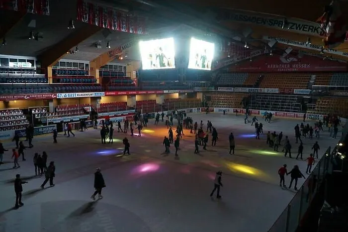 Die Ice-Party im Klagenfurter Eissportzentrum ladet heuer noch an insgesamt 20 Terminen Groß und Klein zum Party-Eislaufen ein. Bis zum 25. März findet die Eisparty zwischen 18:00 Uhr und 20:00 Uhr statt. Für Kinder bis 6 Jahre ist der Eintritt frei, Jugendliche bis 18 Jahre zahlen sieben Euro und Erwachsene neun. Info. Das Eissportzentrum am Messeplatz in Klagenfurt hat auch von Mo bis Fr für Publikumslauf geöffnet, 7.30 bis 15 Uhr