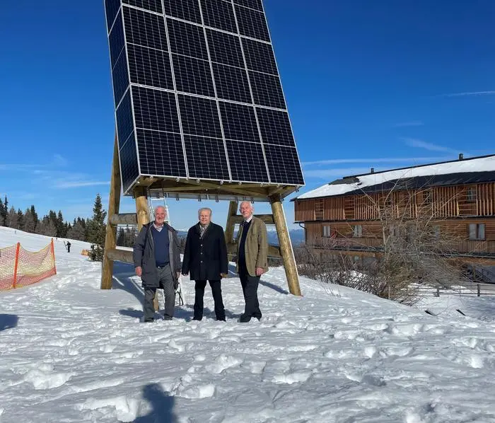 Hermann Kopetz (links), Karl Totter und Heinz Kopetz vor der "PV-Pappel" auf der Gerlitze.
