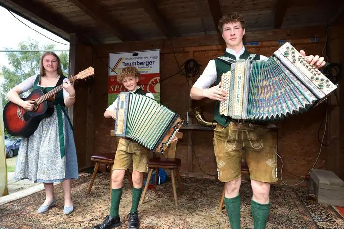 Für die musikalische Stimmung zwischendurch sorgten „Die jungen Zedlitzsdorfer“ die Geschwister Katharina, Johannes und Josef Zwatz.