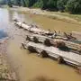 Die zerstörten Brücken in Rudersdorf müssen erst geborgen werden. 