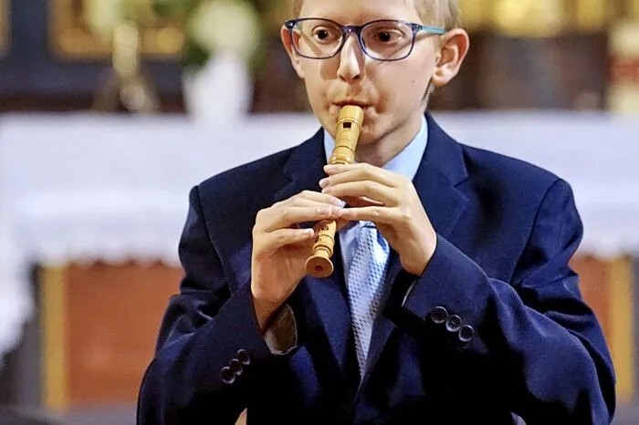 Der ganze Abend war Alexander Umundum gewidmet. Das Programm war mehr als anspruchsvoll, von Barock über die Klassik bis zur Moderne. Der elfjährige hochbegabte und vielfache Wettbewerbsgewinner wurde von Dimitrij Manelis, Klavier/Cembalo, und Julia Panteljat, Violoncello, begleitet