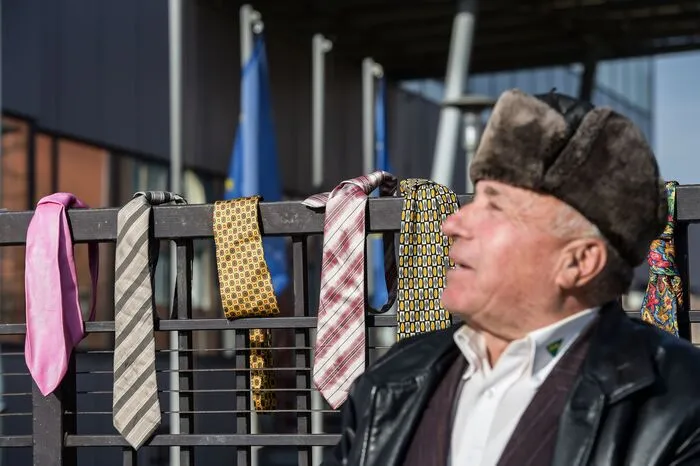 Der 67-jährige Rentner Halil Xani gehörte zu rund 300 Menschen, die ihre Krawatte an den Zaun des Regierungssitzes hängten...