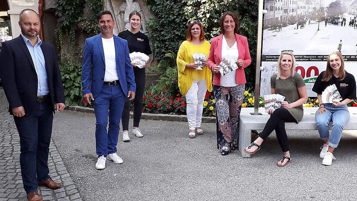 Von links: Robert Karlhofer (Tourismusregion),  Bürgermeister Markus Lakounigg, Promoterin Lissa Bergner, Grafikerin Natascha Friedrich, Stadträtin Angelika Kuss-Bergner, Malle und Promoterin Alina Schöllbauer