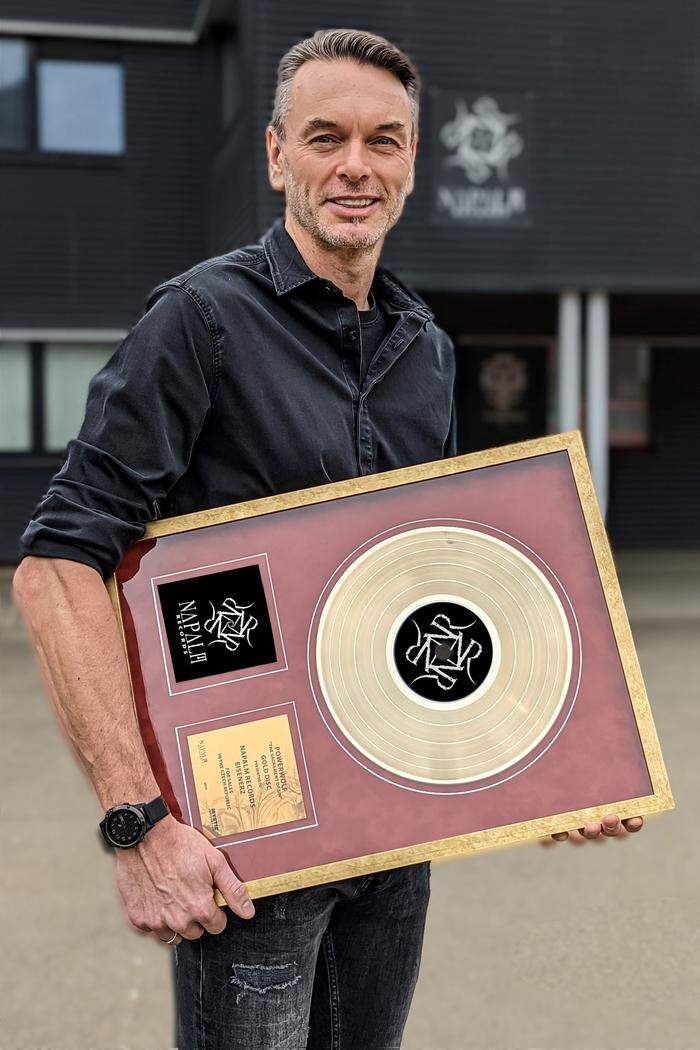 Markus Riedler mit einer Goldvinyl