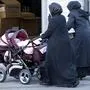 ** ARCHIV ** Zwei muslimische Frauen gehen am 12. Februar 2008 mit Kopftuechern und Kinderwagen durch Duisburg-Marxloh. Die Kinder tuerkischer Zuwanderer sollen nach dem Willen der Bundesregierung bis 2012 das Bildungsniveau ihrer deutschen Altersgenossen erreicht haben. (AP Photo/Martin Meissner) ** zu APD0756 ** --- Muslim woman with headscarfs push baby buggies in Duisburg, Germany, Tuesday, Feb. 12, 2008. (AP Photo/Martin Meissner)