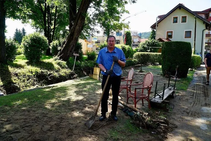 Gerhard Tschernutter beim Aufräumen