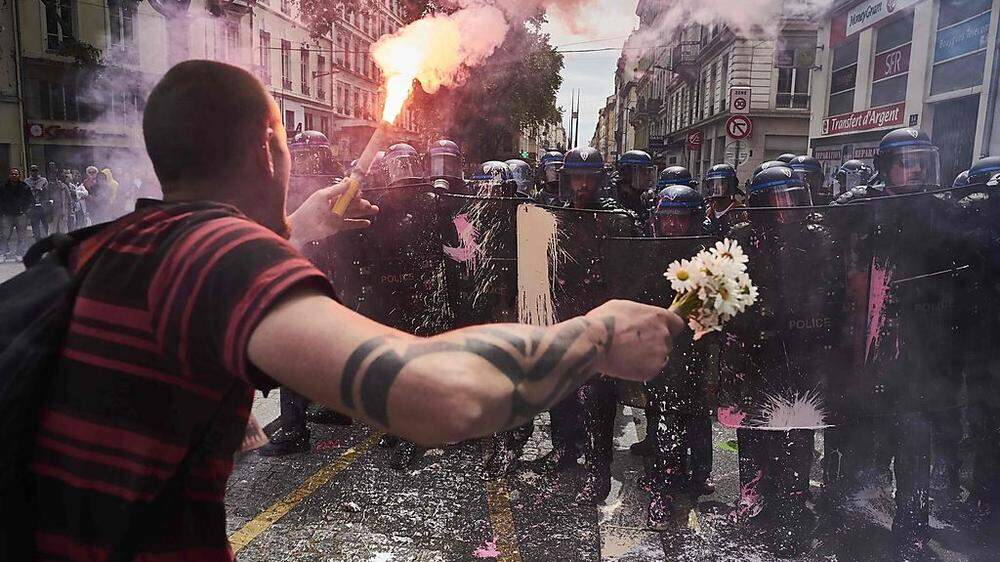 Nicht jeder Demonstrant hatte im Angesicht der Polizei Blumen in der Hand